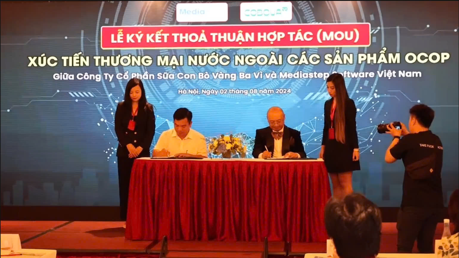 Lễ ký kết thỏa thuận hợp tác (MOU) xúc tiến thương mại nước ngoài các sản phẩm OCOP giữa Công ty CP Sữa con bò vàng Ba Vì và Mediastep Software Việt Nam