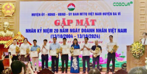 Công ty CP Sữa Con Bò Vàng Ba Vì nhận giấy khen từ UBND huyện Ba Vì