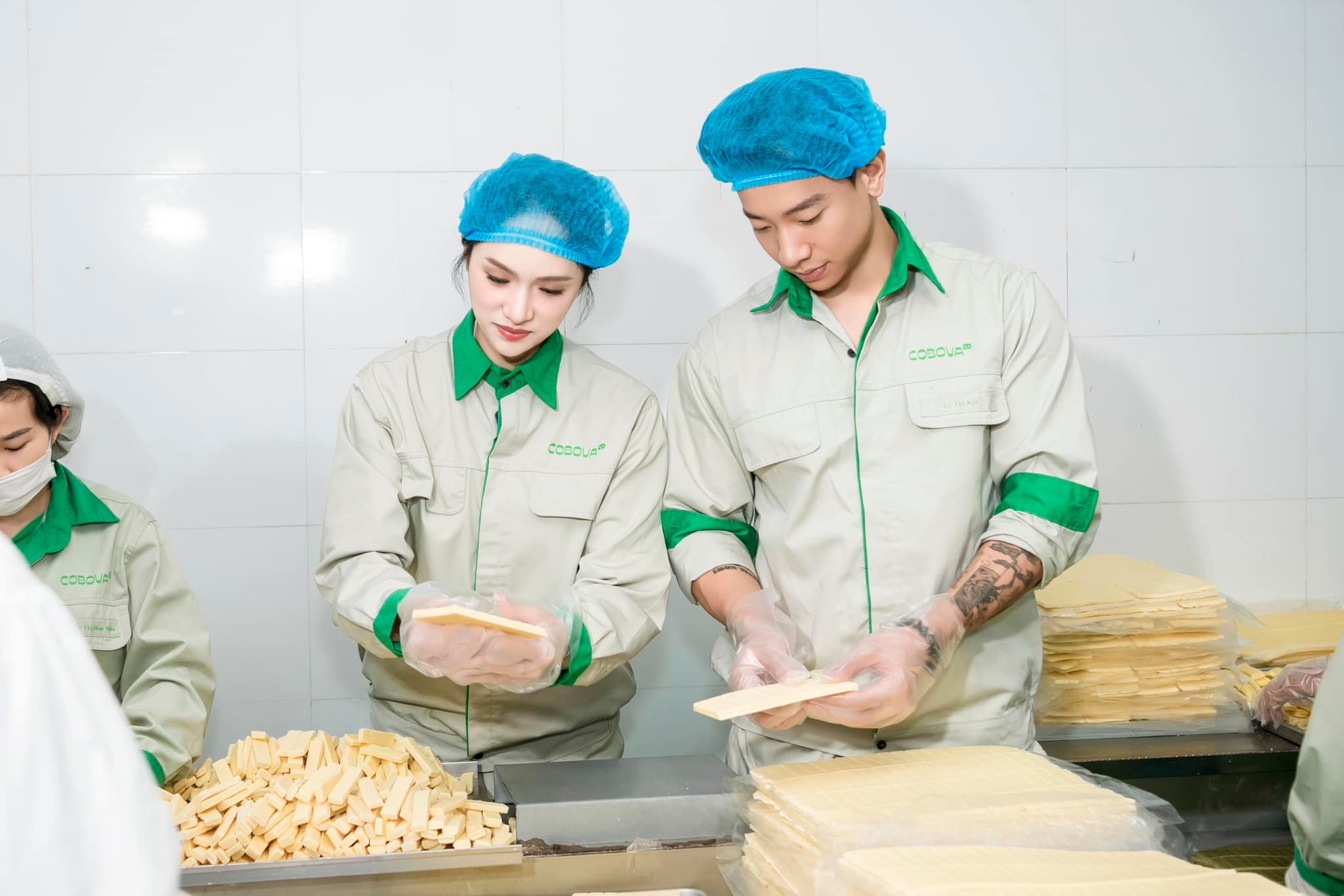 Hoa Hậu Hương Giang tham quan và trải nghiệm hành trình làm bánh sữa COBOVA