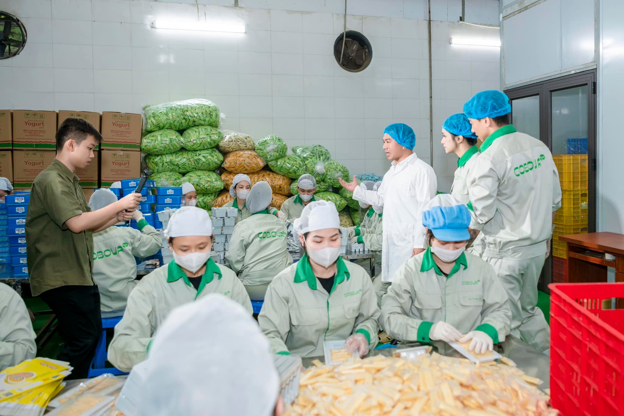 Hoa Hậu Hương Giang tham quan và trải nghiệm hành trình làm bánh sữa COBOVA