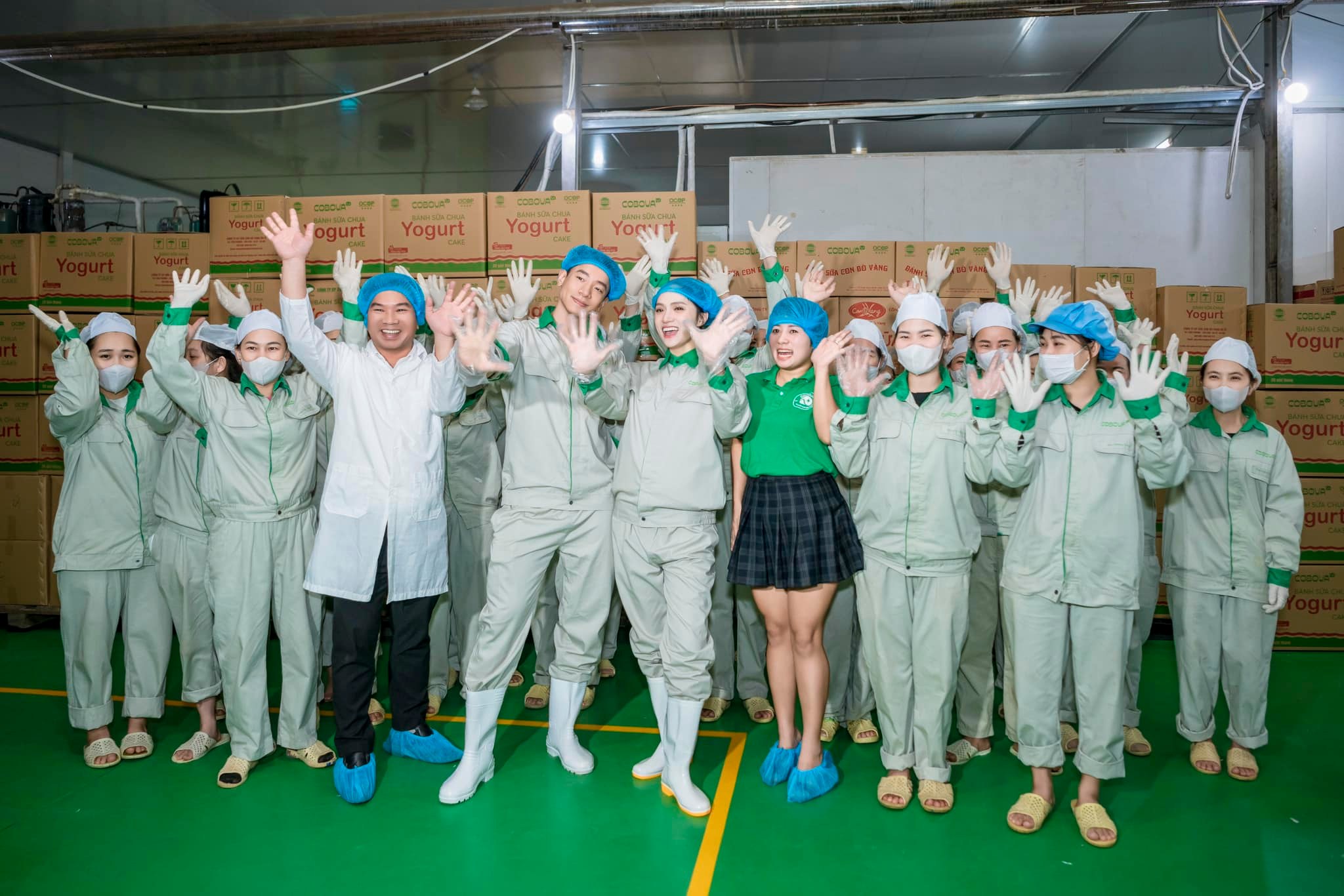 Hoa Hậu Hương Giang Đến Thăm & Quay Teaser Chuẩn Bị Cho Megalive Chợ Đêm Trên Mây Tại Công ty CP Sữa Con Bò Vàng Ba Vì